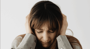 femme qui se tient la tête