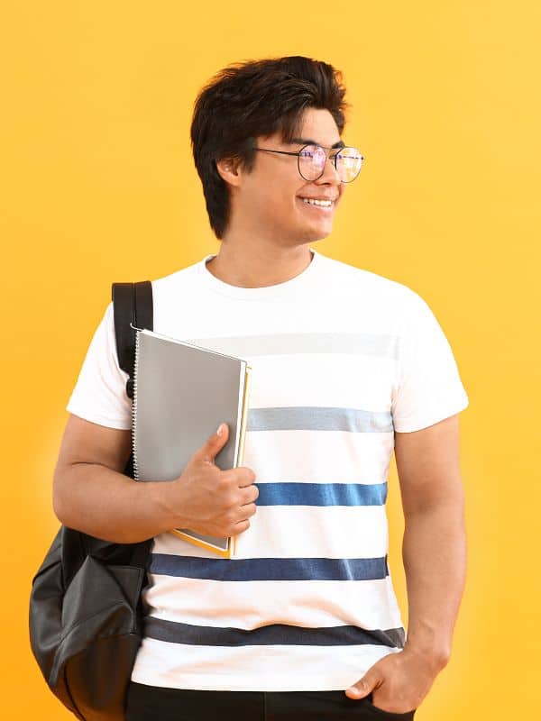 Étudiant en Bachelor RDC à Salon tenant un ordinateur portable dans un environnement professionnel