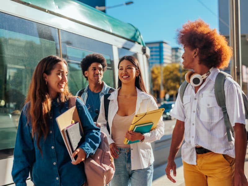 Bachelor RDC à Salon : groupe d’étudiants satisfaits de leur école