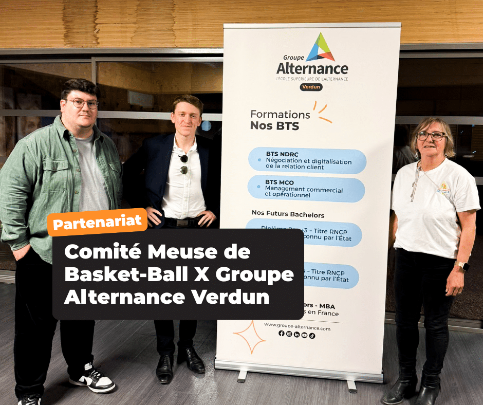 Jules Buquet, théo TETARD et Christine HABART posant devant le roll-up Groupe Alternance Verdun
