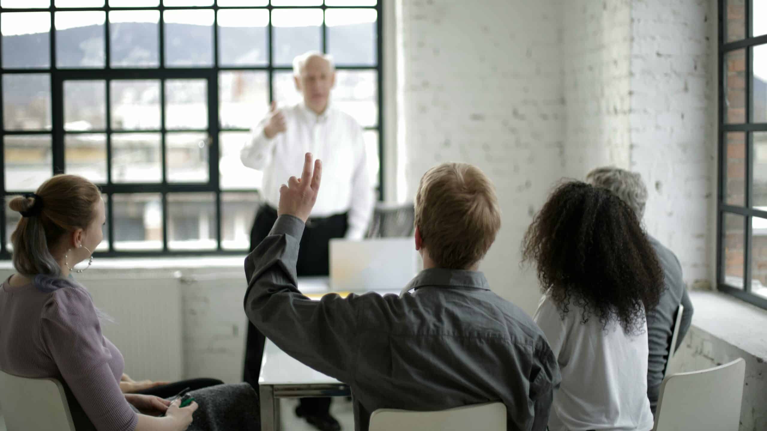 groupe de 5 personnes en ateliers 