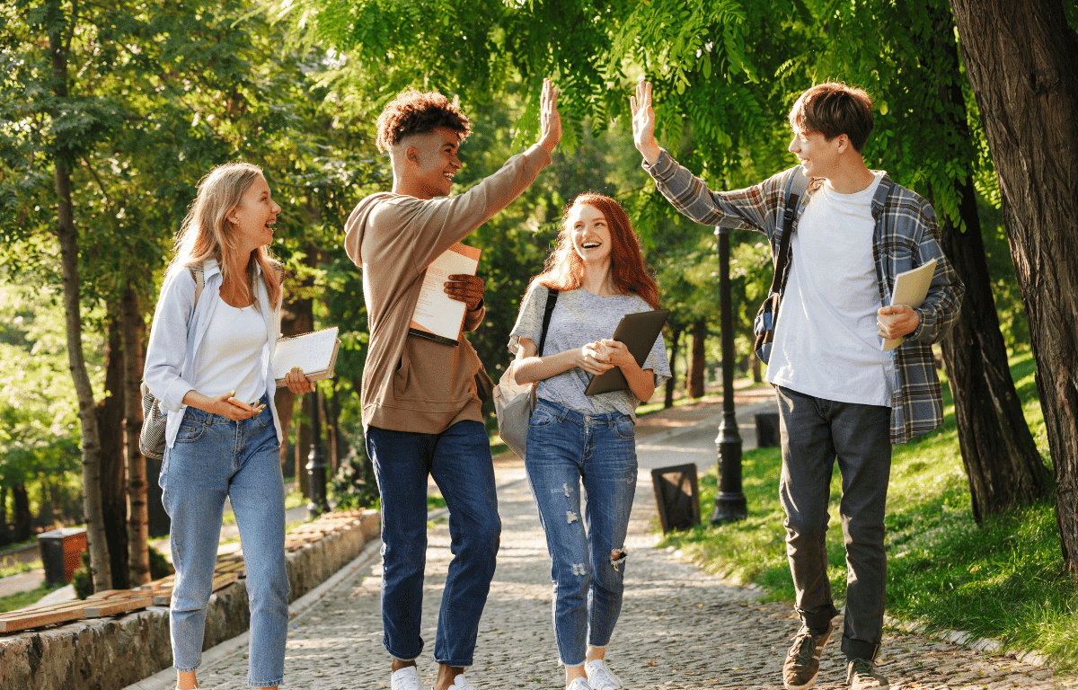 Groupe d'étudiants dans un parc