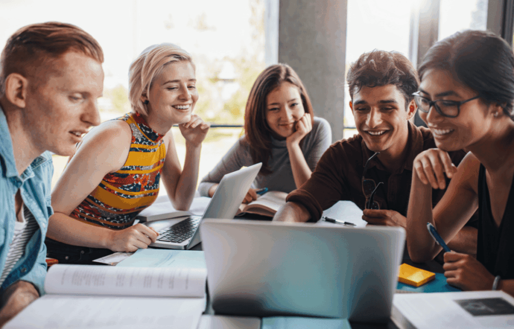 Groupe d'étudiants qui révisent
