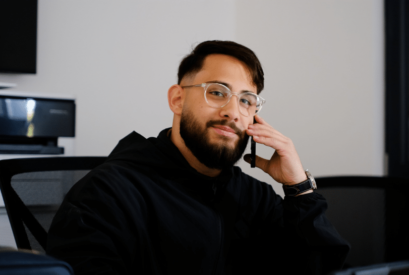 Fatih au téléphone en alternance