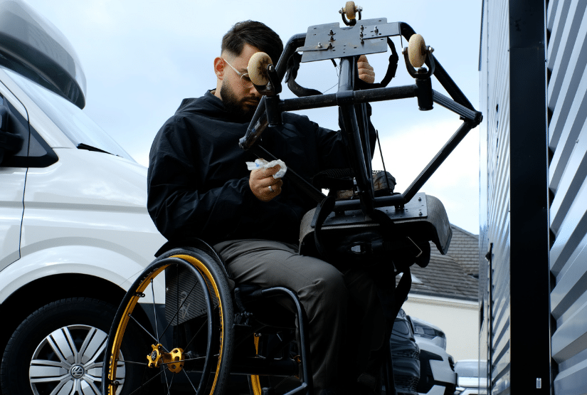 Fatih nettoie un fauteuil