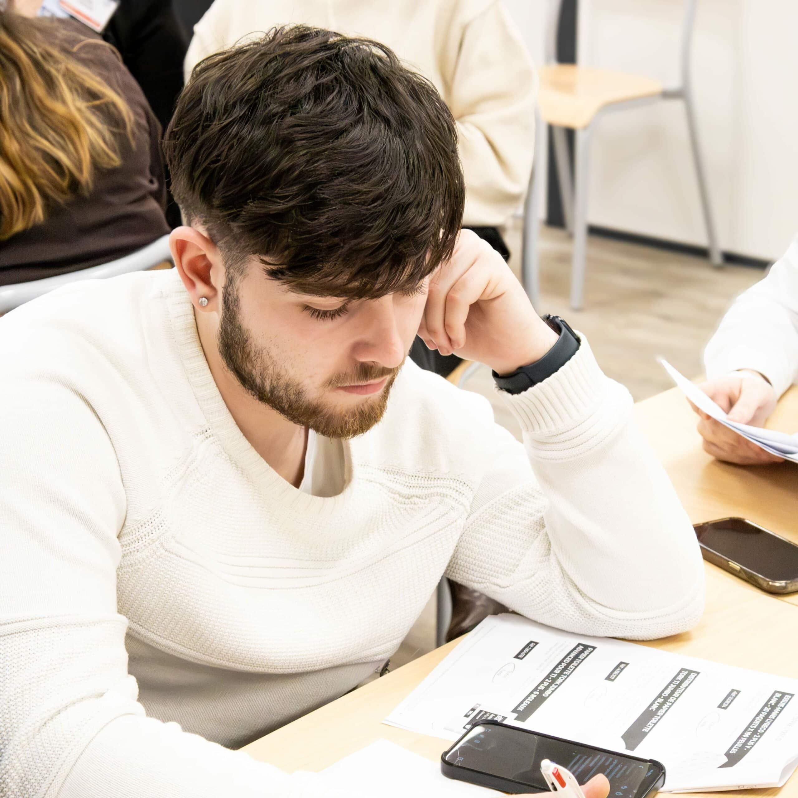 étudiant concentré qui passe son examen