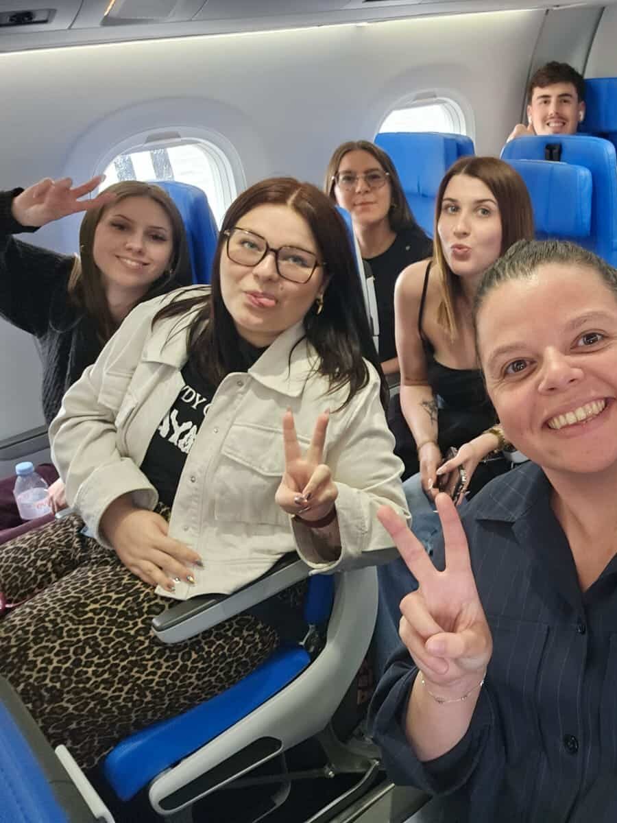 photo de groupe dans l'avion
