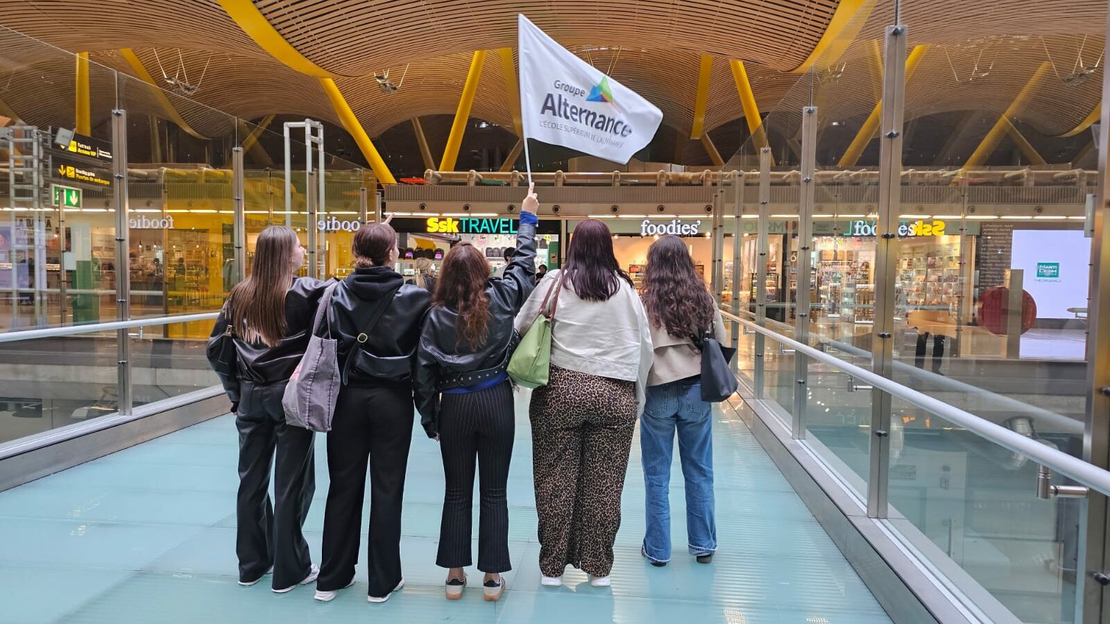 Etudiants avec drapeau Groupe Alternance