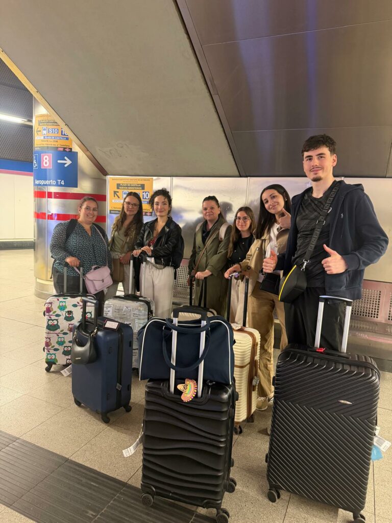 Etudiants à l'aéroport avec des valises