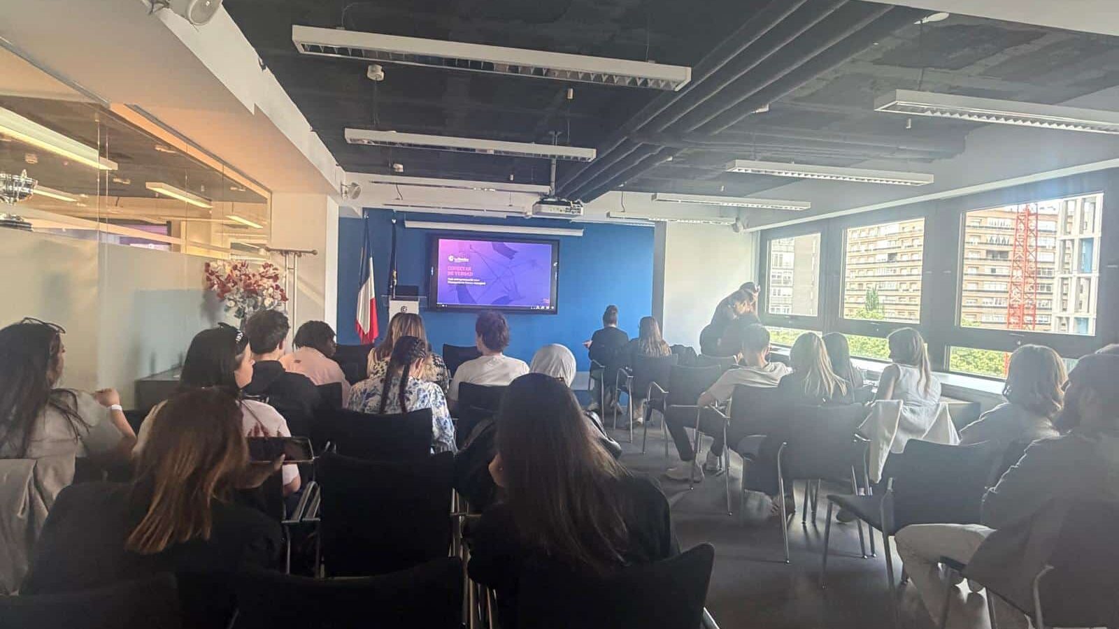 Groupe d'étudiants assistant à une présentation de la CCI
