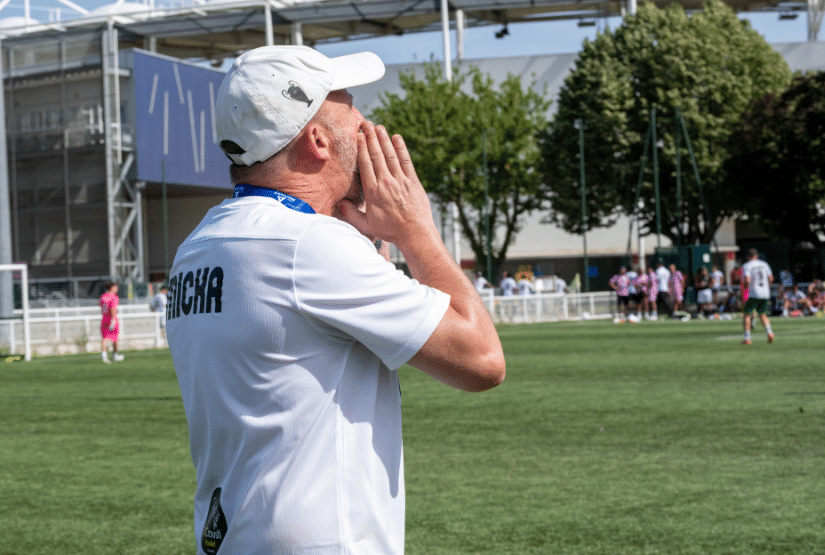 coach mika encourage ses joueurs