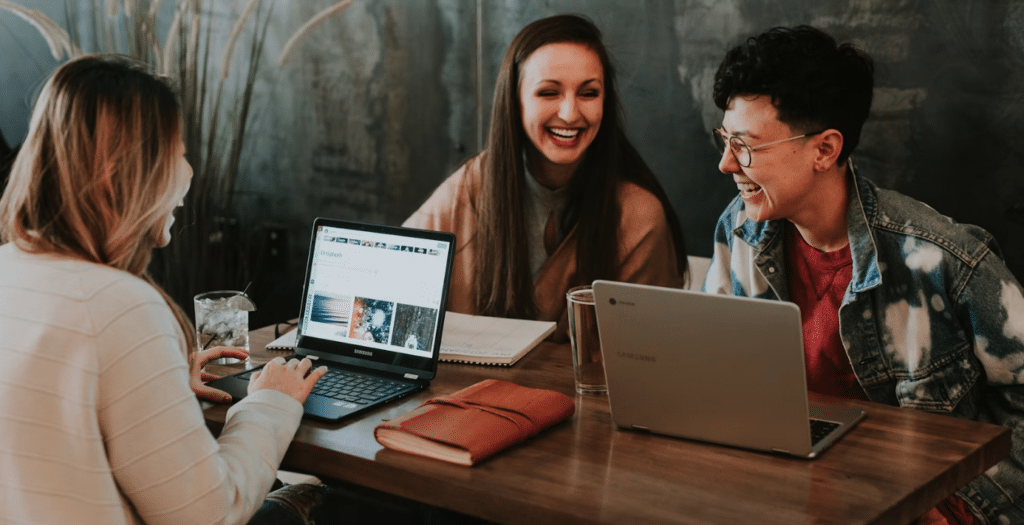 trois femmes au travail qui rigolent