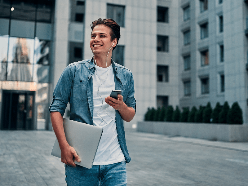 Étudiants en Mastère Commercial et Marketing à Nice suivant une formation en alternance chez Groupe Alternance