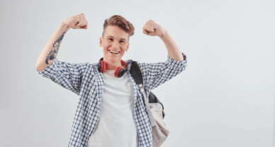 Étudiant les bras en l’air célébrant sa réussite en Mastère Commercial et Marketing à Nice