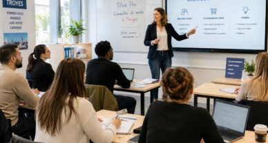 Cours en salle pour le Titre Pro Conseiller de vente à Troyes avec une formatrice et des étudiants.