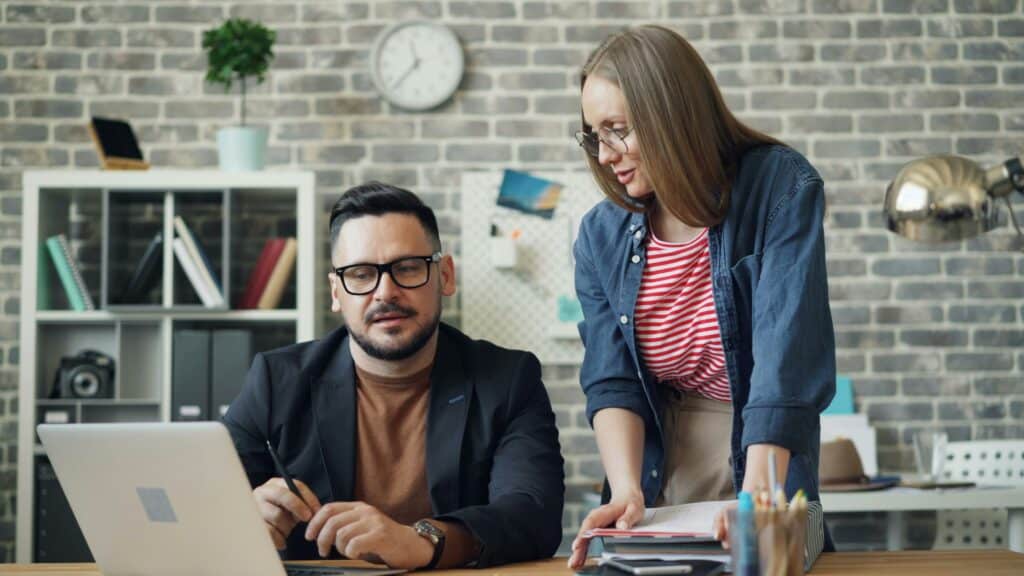 homme et femme au bureau