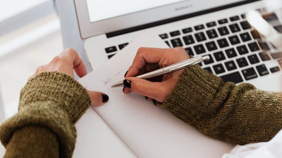 vérifier l'heure de votre arrivée ;
préparer votre tenue ;
anticiper votre trajet ;
emporter les documents éventuellement demandés ;
prévoir de quoi prendre des notes.