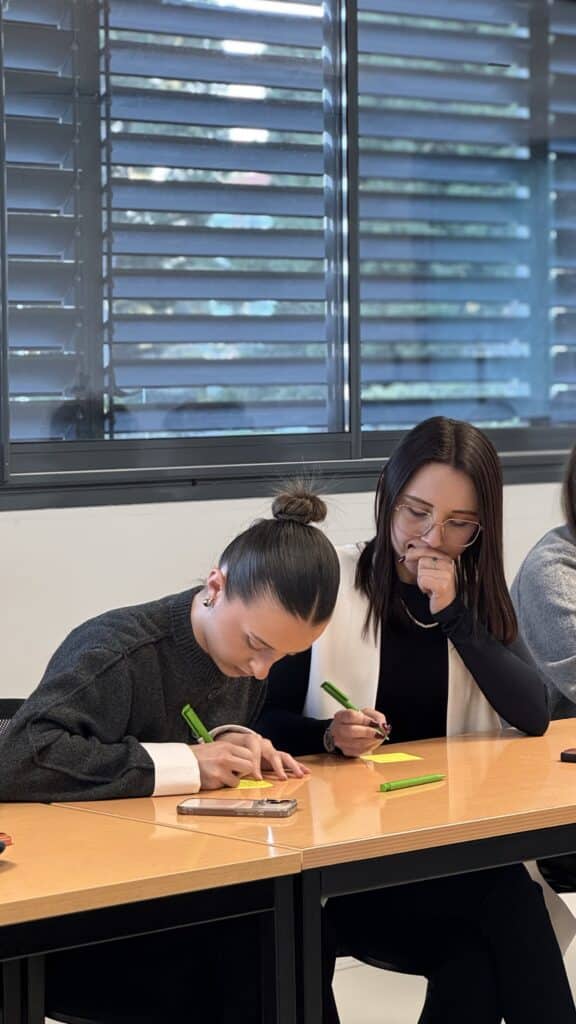 étudiante et tutrice en train de résoudre une énigme à l'école de perpignan