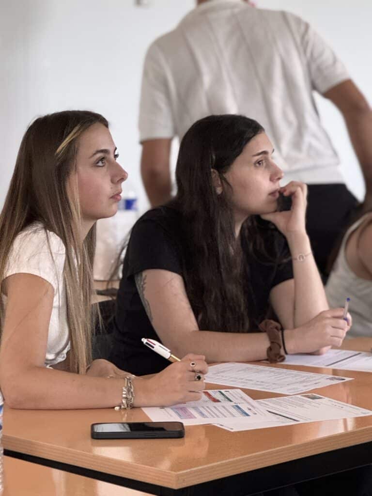 deux étudiantes en train d'écouter école de perpignan
