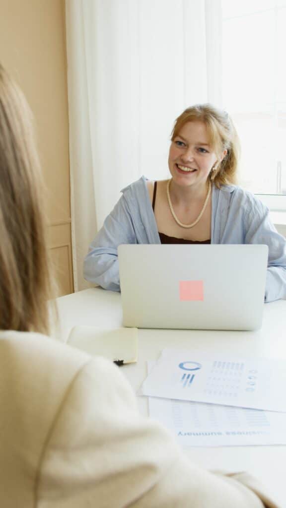 jeune femme devant ordinateur