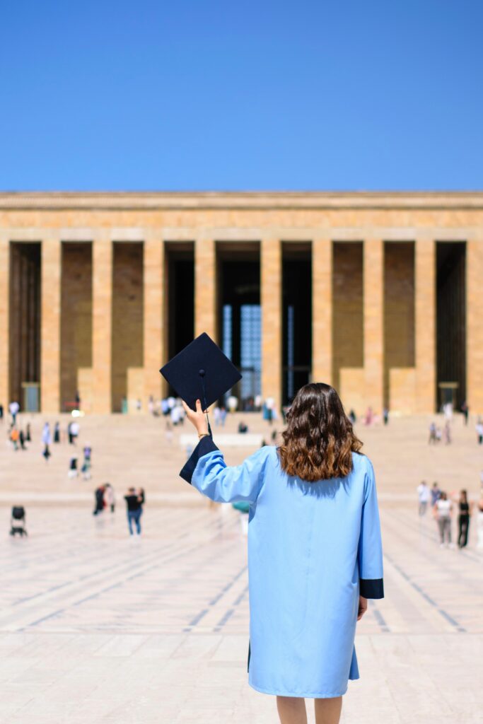 jeune femme diplomée
