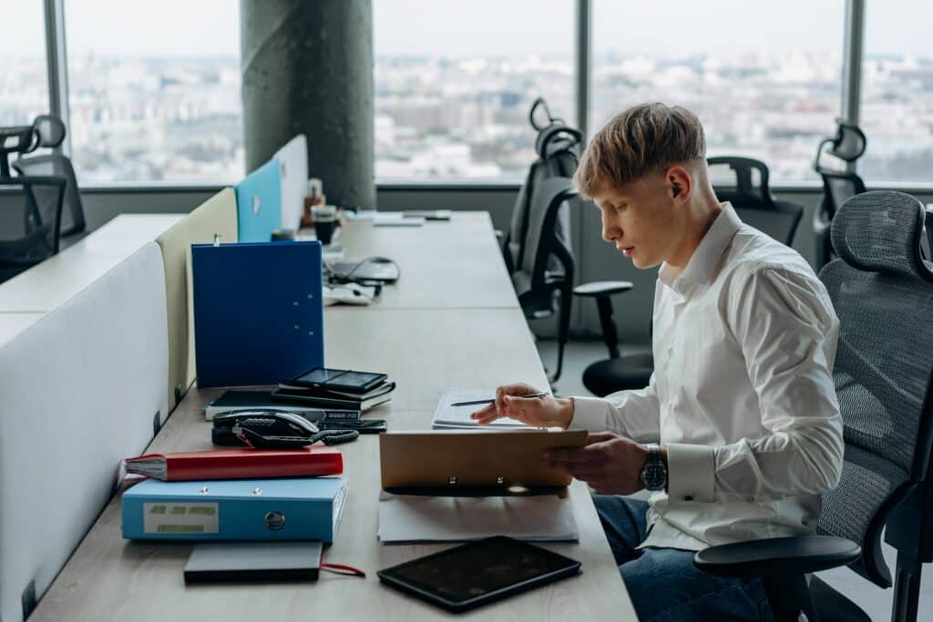 alternant au bureau
