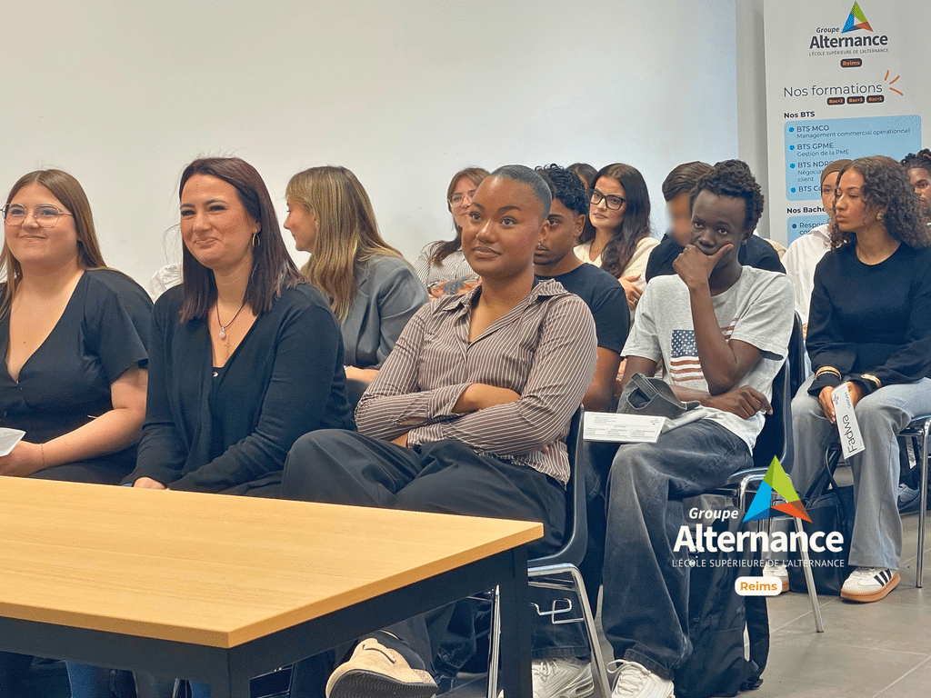 Les élèves de BTS de Groupe Alternance Reims sont assis, en train de regarder le tableau. C'est le jour de la rentrée, en septembre 2026.