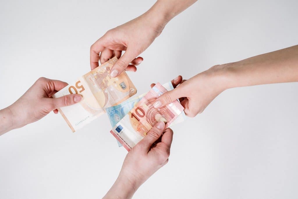 billet d'euro tenu dans des mains