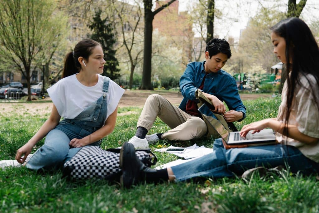étudiants dans un parc qui révisent