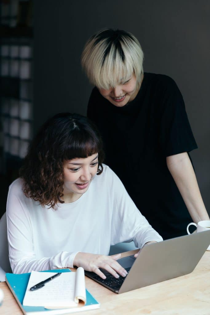 étudiantes sur ordinateur