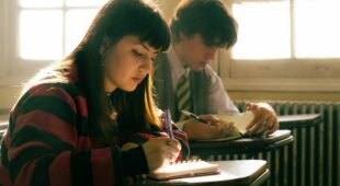 une étudiante et un étudiant à l'école