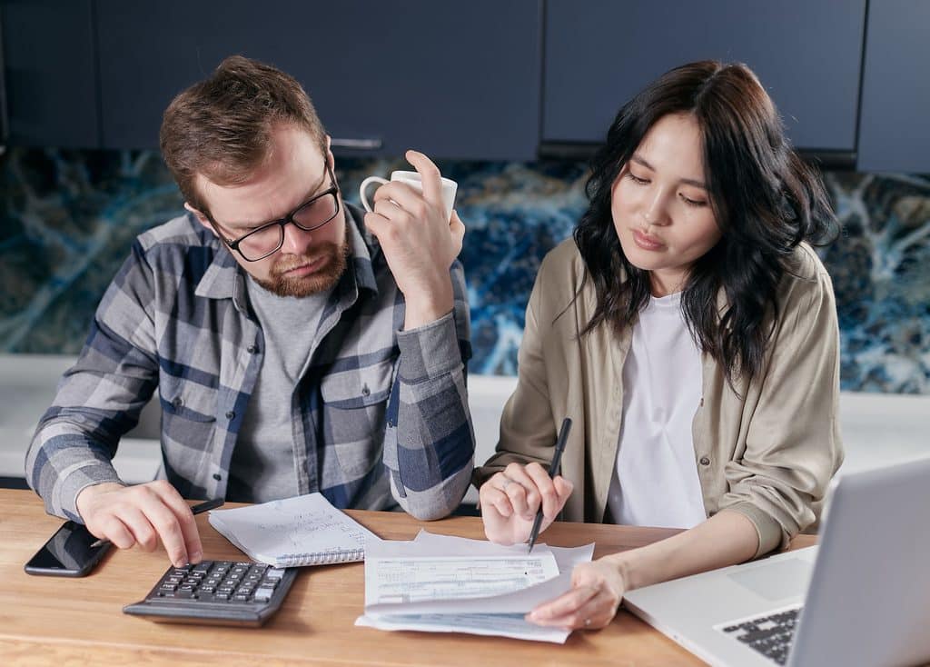 étudiante et son père entrain de faire un budget