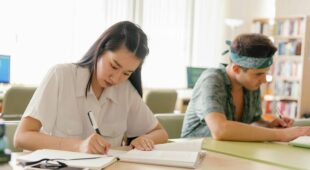 deux étudiants en train de réviser