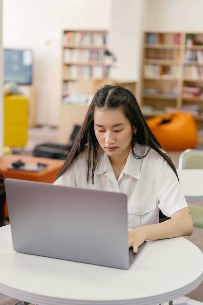 étudiante sur son ordinateur