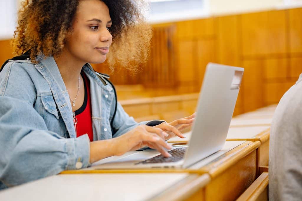 étudiante qui écrit sur son ordinateur